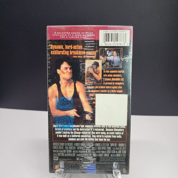 Rapid Fire: Unarmed and Extremely Dangerous VHS Tape 1992 - NEW - Picture 2 of 4